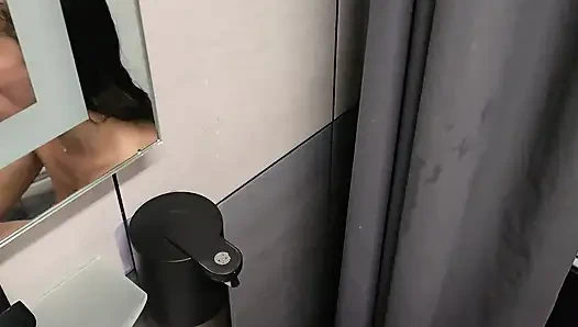 Yurt odasındaki komşu dildoyla kendini sikiyor. Ona sikimi verdim.