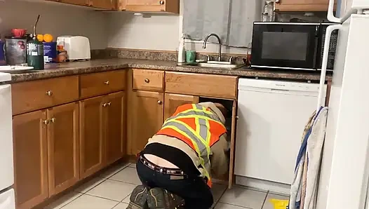 Genç balo kraliçesi bekaretini tesisatçıya kaptırıyor