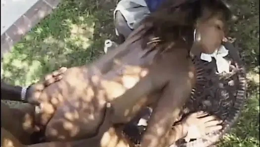 Güzel zenci orta yaşlı seksi kadın domalarak sikiliyor ve canavar siyah yarakla yüzüne boşalıyor