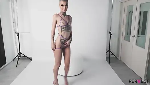 Tabitha Poison трахает все ее дырки огромным прозрачным дилдо!
