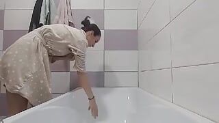 Je me masturbe sous la douche