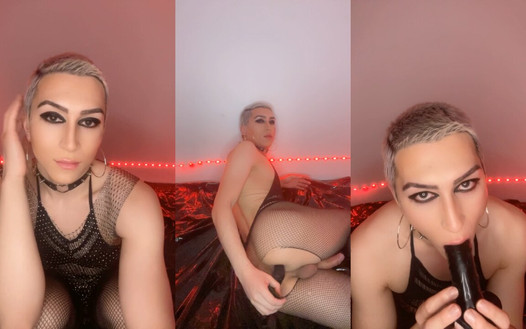 Sexy femboy in bodystocking e tacchi usa il suo dildo a 3 set e le dita