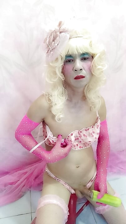 Oanh Le transgender wearing sexy lingerie porn avalanche using new technology
