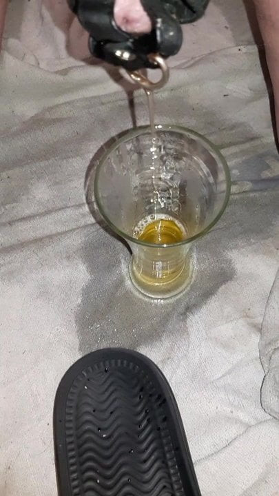 pisse dans un verre