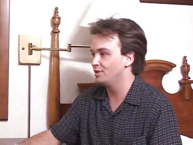 Curvă negresă cu cur rotund face sex interrasial cu un armăsar alb pe pat