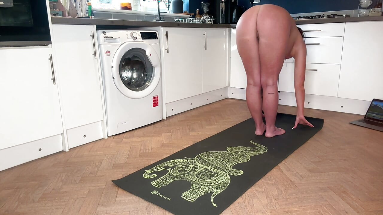 Yoga de cocina desnuda con vista de mi culo perfecto