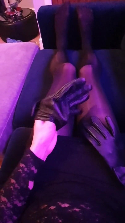 刚很快滑在一件弹力的黑色蕾丝连衣裙和闪亮的紧身裤上, 慢慢戏弄自己用我柔软的黑色皮革抚摸