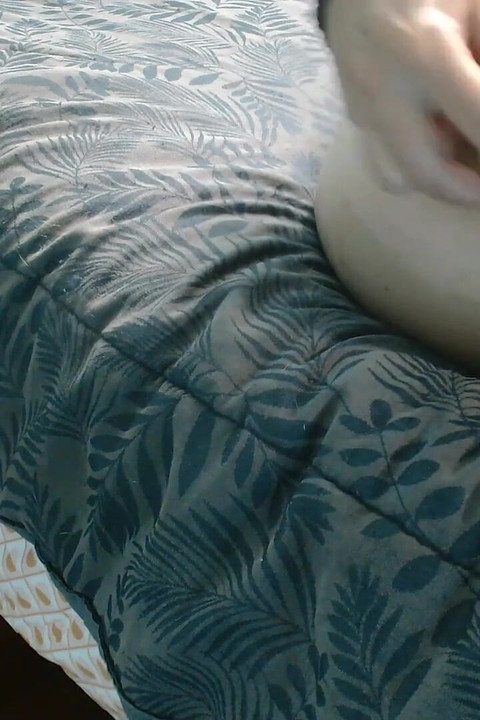 Obla devojka jebe šupak sa igračkama