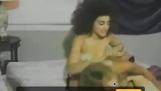 Sarışın ve esmer uçuş oynuyor ve sonra sikişiyor