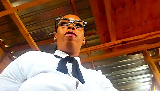 Kütüphanede porno oynadığı için sapık adamı cezalandıran rol yapma