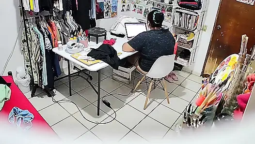 Adik tiriku yang gemuk lagi ngelakuin pekerjaan rumahnya