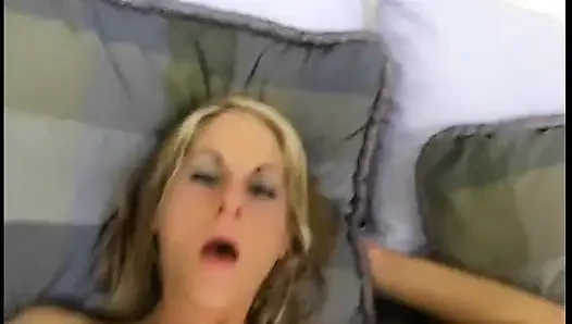Versautes aussehenes mädchen mag ihren mann mit einem blowjob befriedigen