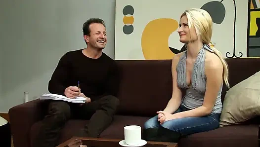 Юную блондинку растягивают на диване