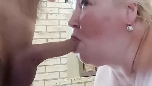 Schwiegermutter mit heißem mund lutscht meinen schwanz mit einem schlucken zu den eiern