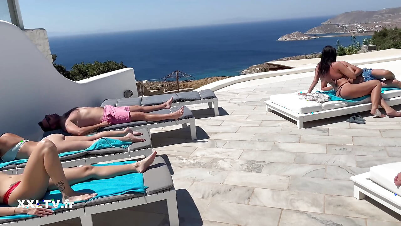 Mykonos'ta bir villada vahşi grup seks