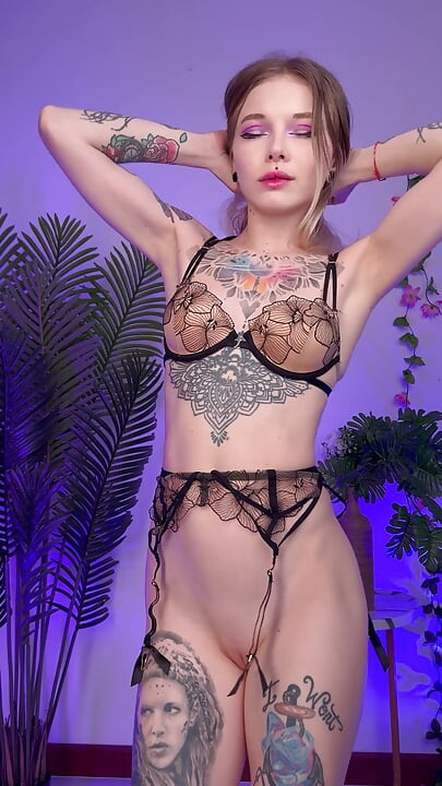 Une blonde séduisante fait un strip-tease devant toi