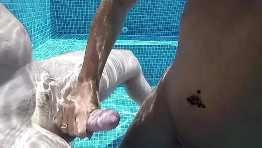 Горячая MILF С Rosebud Мастурбирует И Дрочит Под Водой, А Потом Доводит Мужа До Оргазма