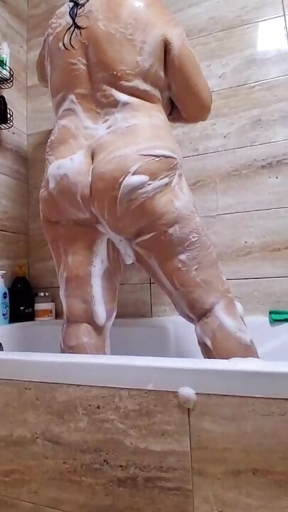Big ass wife taking shower