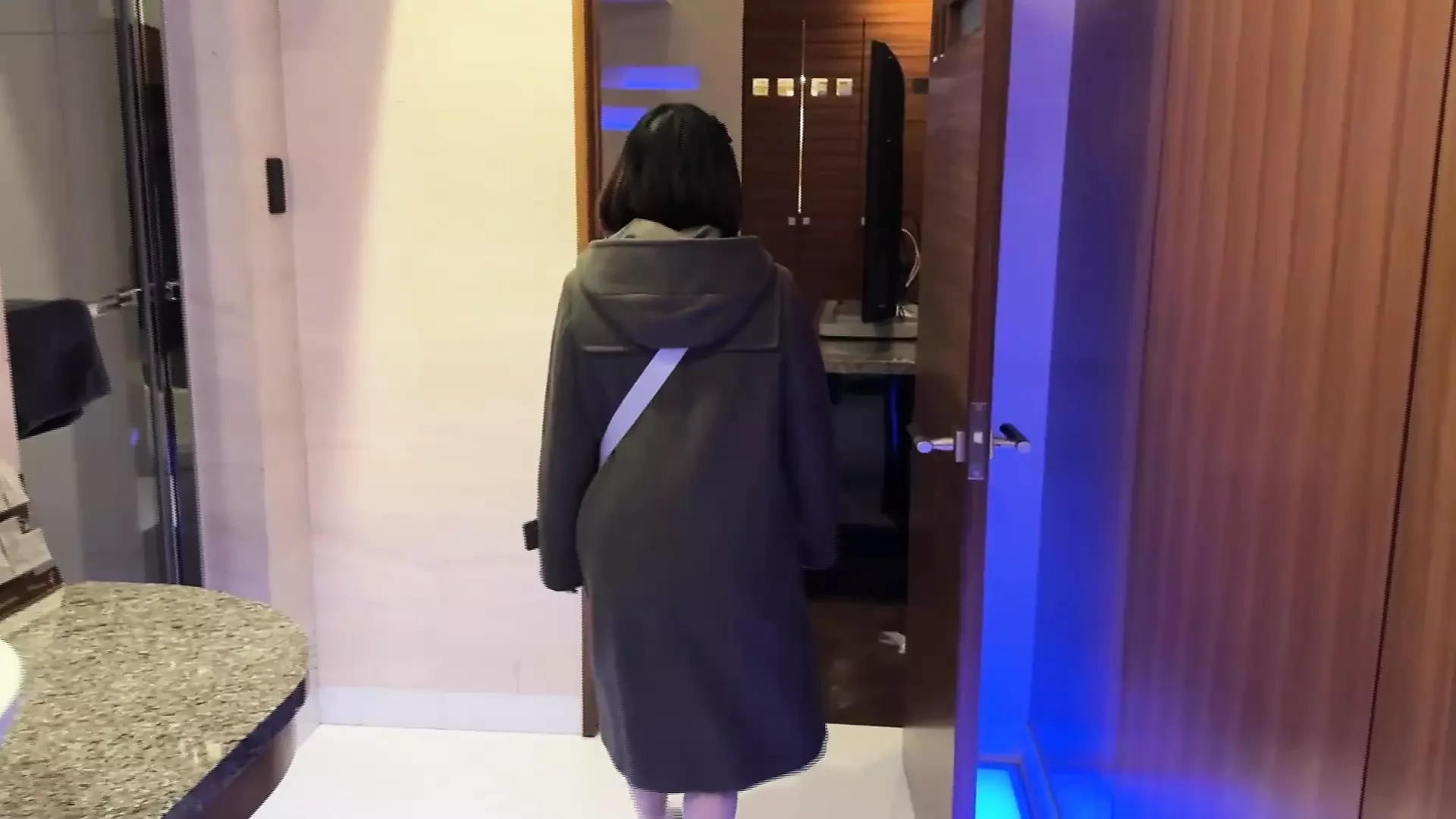 Dia kuat tapi pemalu ketika melepas pakaian.ketika dia dalam mood, dia menggoyang pinggulnya dan dicrot 2