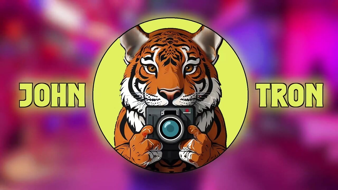 Johntronx - een pijpbeurt en een vluggertje in een donker openbaar toilet