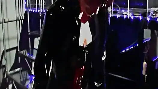 Böse Kaltwasserbehandlung Für Den Gummisklaven