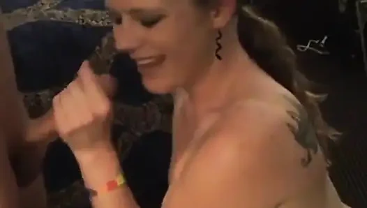 Грязная блондинка Erotica глубоко заглатывает Steven London