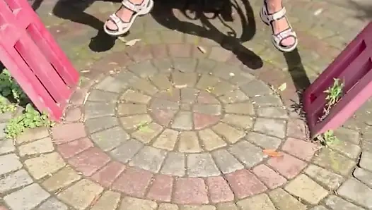 Yürüyen Çıplak Kız