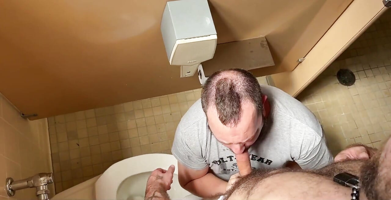 健身房浴室里的乐趣
