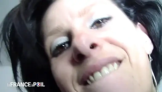 Deri çizmeli seksi küçük memeli genç erkek avcısı sodomize