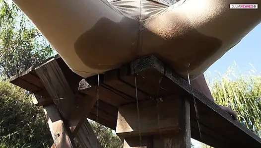 Waktu jalan aku kencing di celana dalamku di luar ruangan