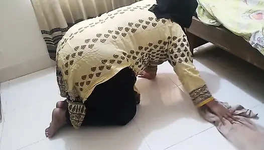Ibu tiriku terjebak di bawah ranjang sebelum aku ngentot memeknya dengan nyaman - dan aku ngasih sesuatu di belakang