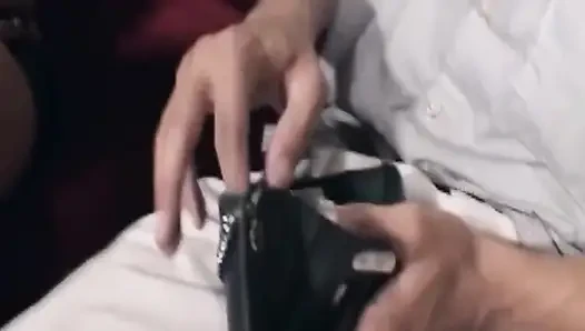 Sarışın Vixen zonklayan yarağı gırtlağına kadar alıyor ve damlayan salyalar