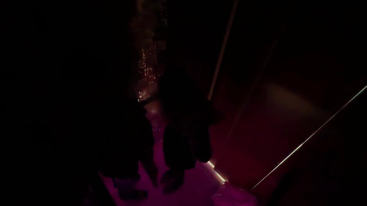 Sex în lift. Clădire de birouri într-o vacanță. un bărbat și o femeie se întâlnesc pentru prima dată și fac sex, ejaculare înăuntru.