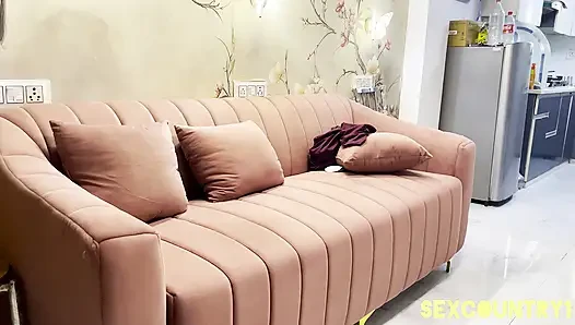 Evde yalnız olduğumda, komşum şeker almak için bana geldi, mastürbasyon yaparken yengeyi çok siktim.