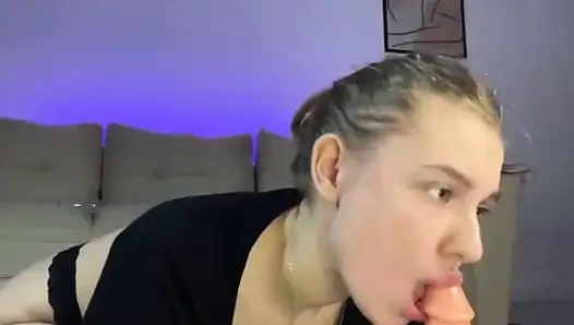 Jucielussie mencoba berpose dan nyepong kama sutra