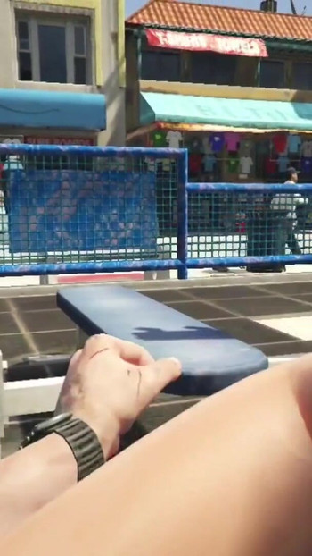 "Tracey açık havada plaj spor salonunda şeker babası Trevor ile seks yapıyor" den gelen ağzı açık an