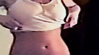 Rauchende heiße behaarte Muschi, sexy Absätze, amerikanischer MILF-Porno