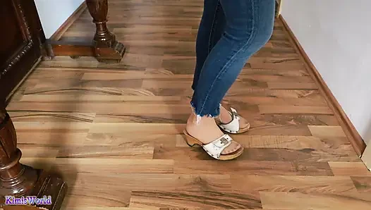 Holzsandalen auf Holz - intensives Klicken, Asmr Steps in jeans