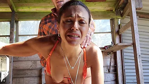 Горячую милфу жестко трахают в задницу на улице и показывают ее истинное лицо анала