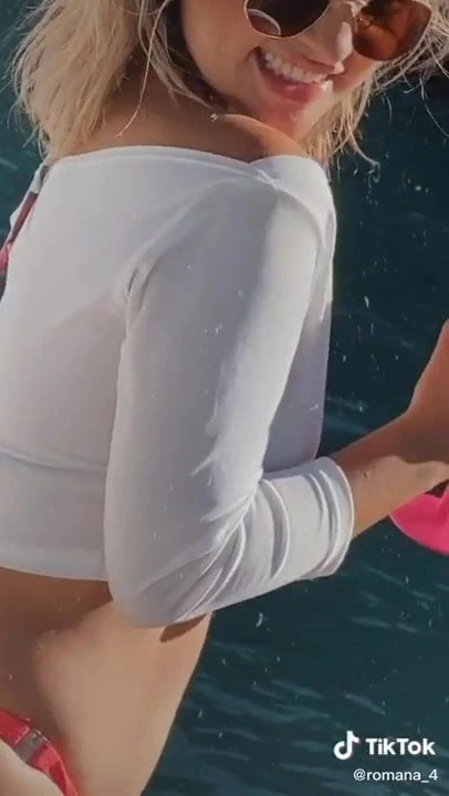 Puta de bikini no barco