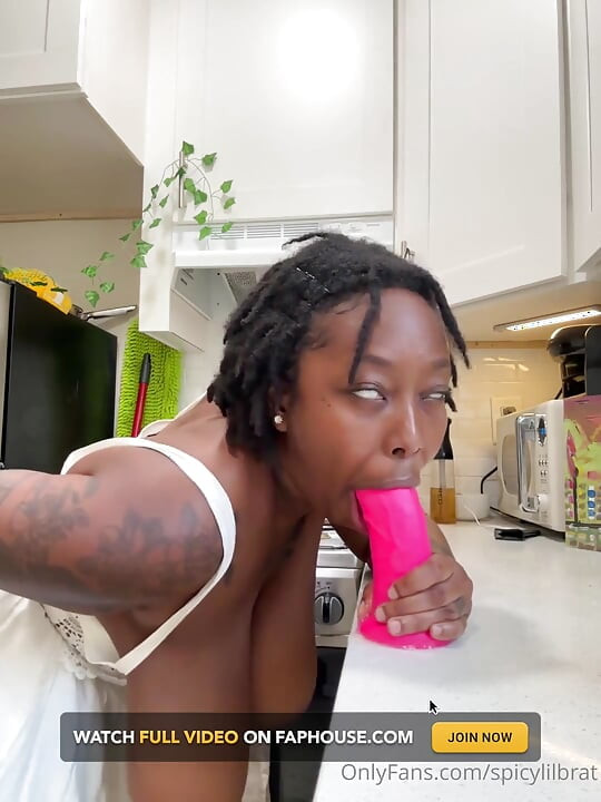 العاهرة السوداء السيئة تمص الديلدو بشغف