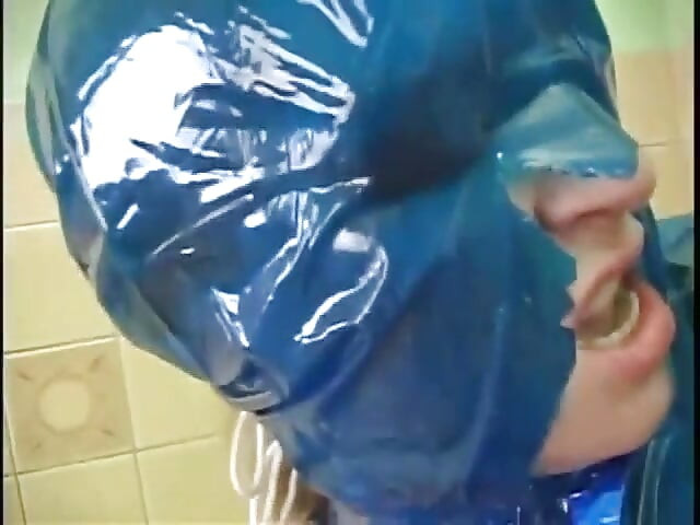 Chica de látex disfruta en el baño anal