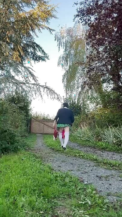 Vestita con una piccola gonna a pieghe scozzese per una serata fuori