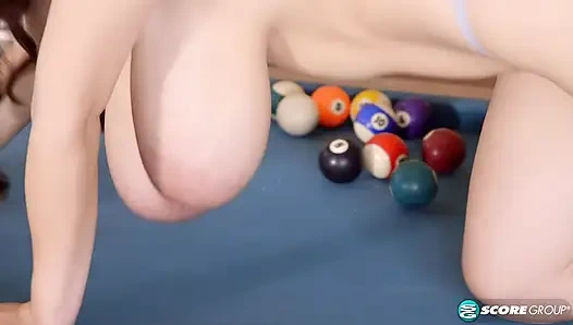 Büyük memeli Asyalı doğal Hitomi memelerini Hooter'ın içine sokuyor