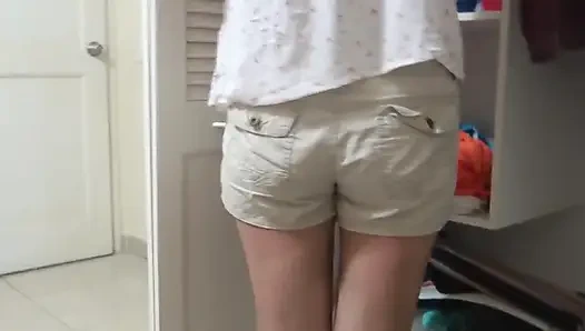 Kocam plaj barında kaldı ve üvey erkek kardeşimi siktim, içime boşalıyor