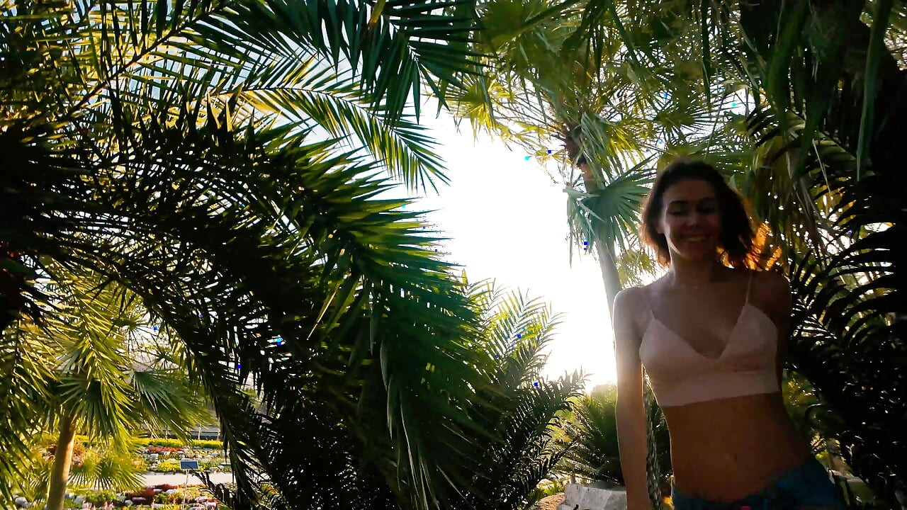 PUBLIC SEX WITH CUMSHOT IN THE PARK!