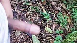 若いハンサムなレンジャーは、ジャングルで自慰行為をして絶頂し、仲間の後ろにいます