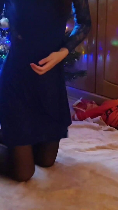 Ključni trenutak iz filma "Ruski Djed Mraz pojebao djevojku ispod božićnog drvca"