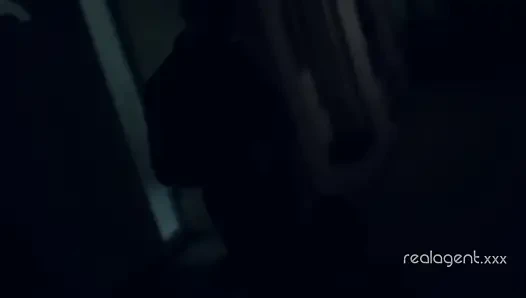 Sürtük geceleri uzun yarak emiyor ve yüzünü dölle kaplıyor