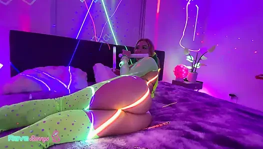 Cristina Savoy besitzt eine Neon-afterparty mit wilder energie!